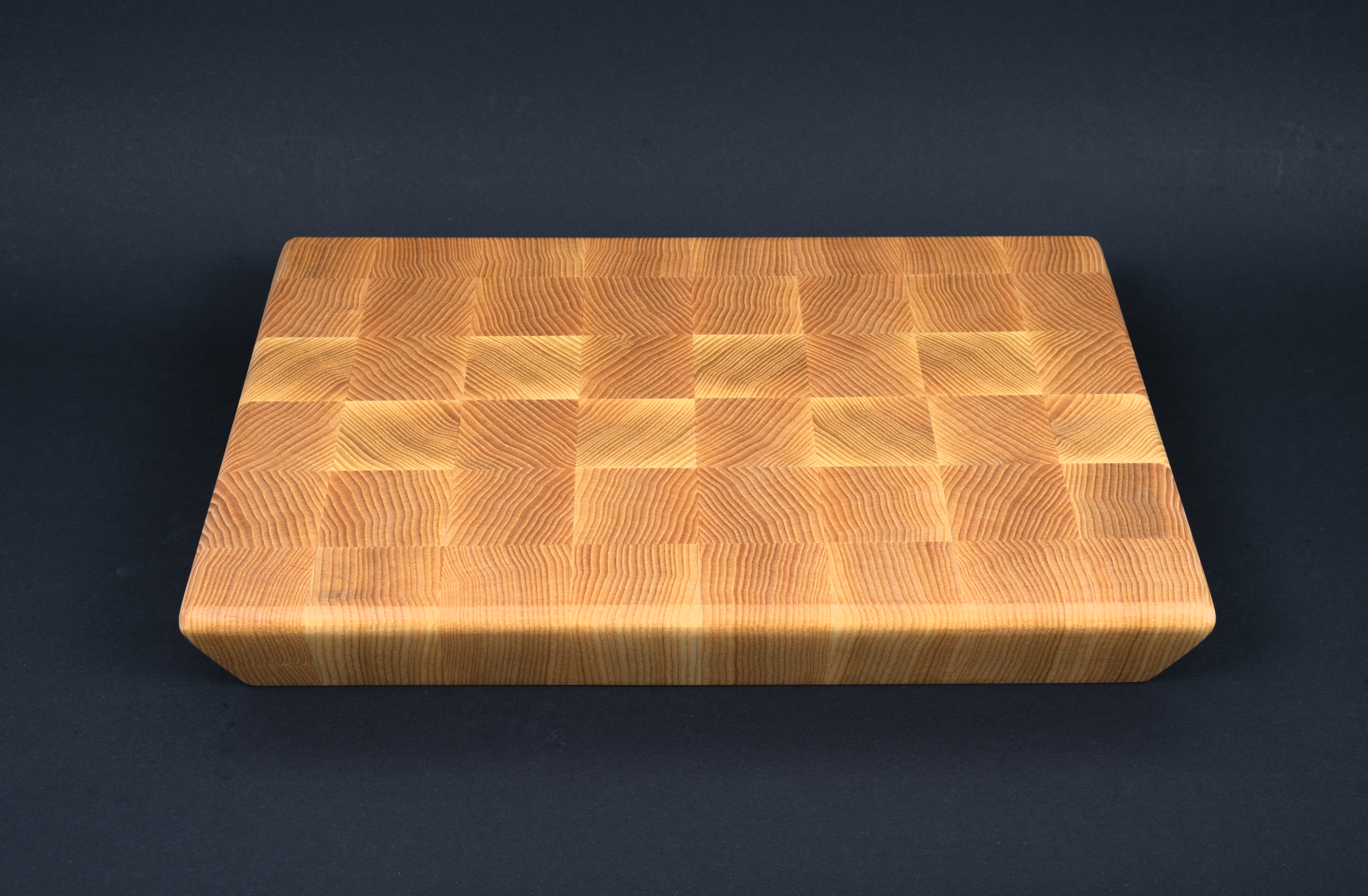 Premium Stirnholz Schneidebrett | Hackblock mit Schweizer Kante an 4 Seiten, Esche Premium Stirnholz Schneidebrett | Hackblock mit Schweizer Kante an 4 Seiten, Esche