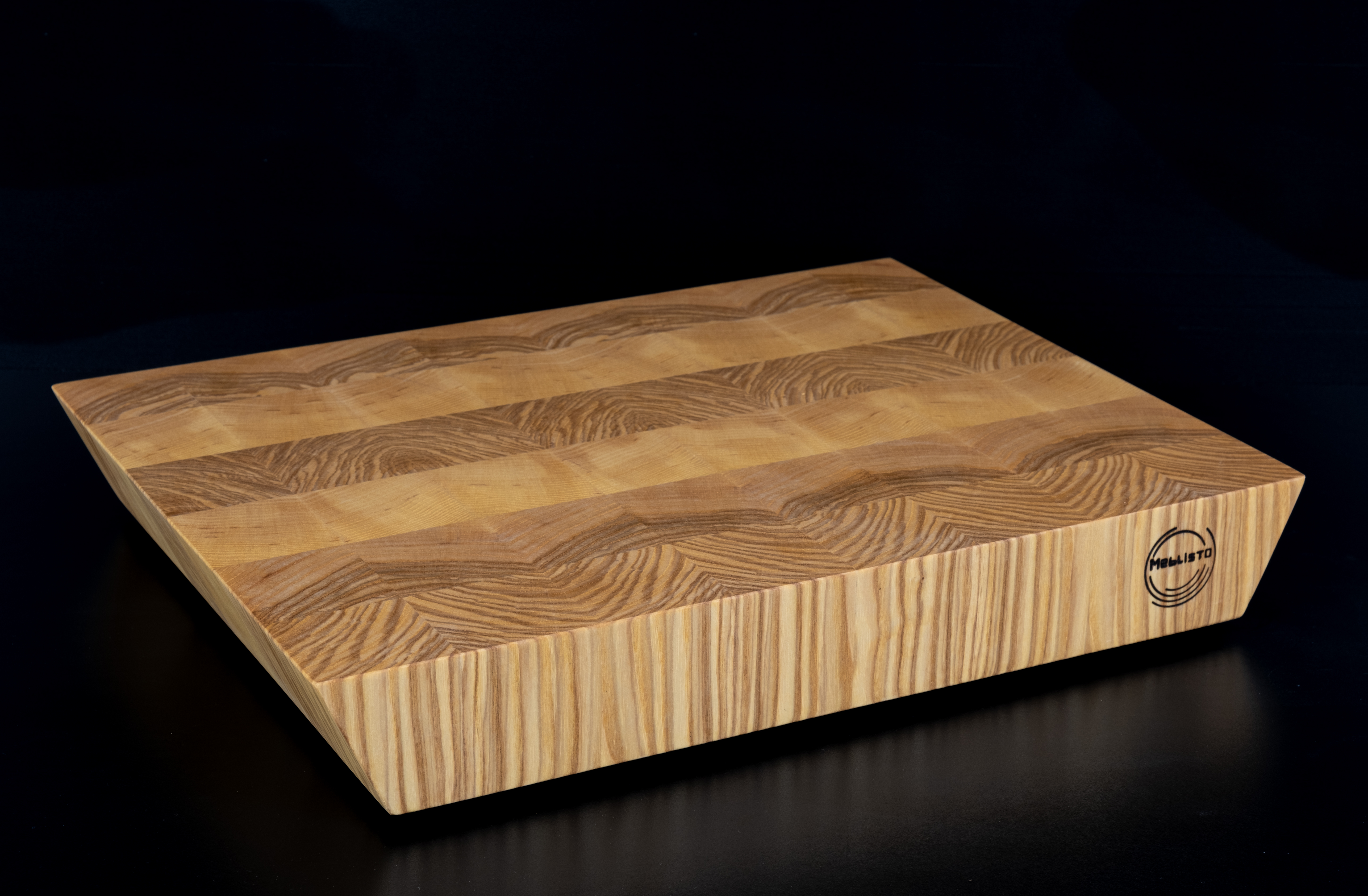 Premium Stirnholz Schneidebrett | Hackblock mit seitlicher Schweizer Kante, Esche Premium Stirnholz Schneidebrett | Hackblock mit seitlicher Schweizer Kante, Esche